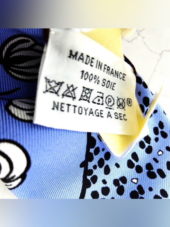 HERMÈS Les Leopards Silk Twilly Scarf Blue Lavender White NWT - Picture 8 of 8